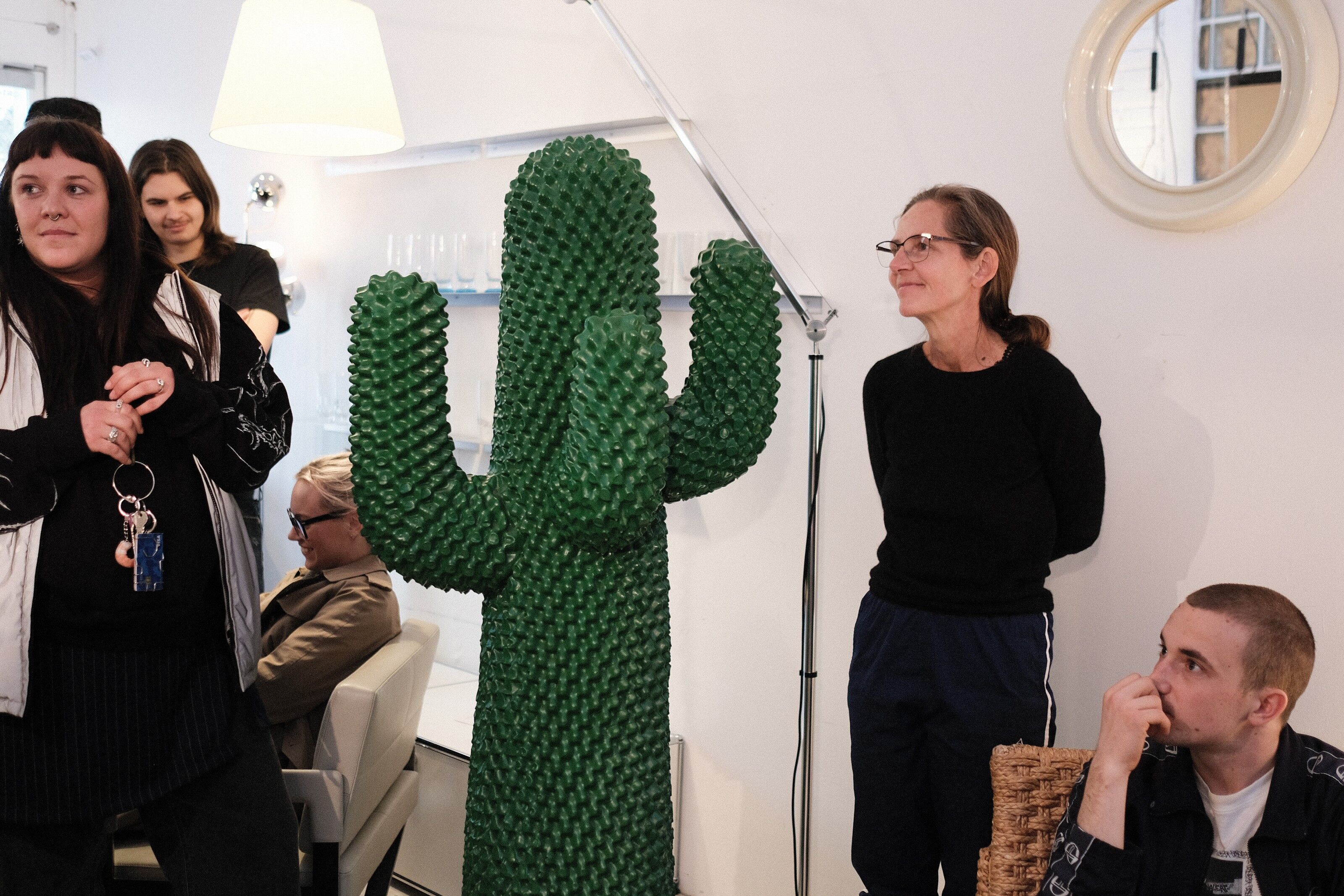 Gufram Cactus Nr. 1015/2000 wird für einen Fantasieabend lange zur Sonnencreme-Eincremehilfe