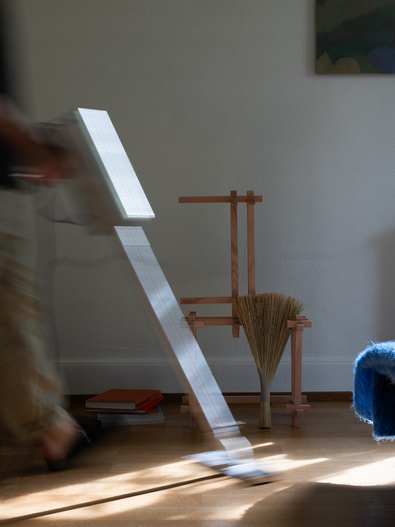 A wooden construction gives the vacuum a place in the living room.