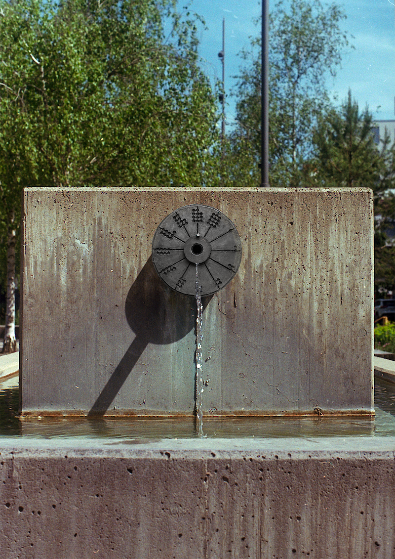 My vision of an urban energy commons includes a transformed relationship to the passage of time. If energy management serves as a core connector of a commons, then perhaps the day-to-day is structured around this element. Could the pas- sage of time be perceived and measured in relation to the levels of energy consumption? Here, a waterclock that integrates into existing public fountains in the city to explore this reality. Image Credit: Jonathan Youd and Madeleine L. Hykes.
