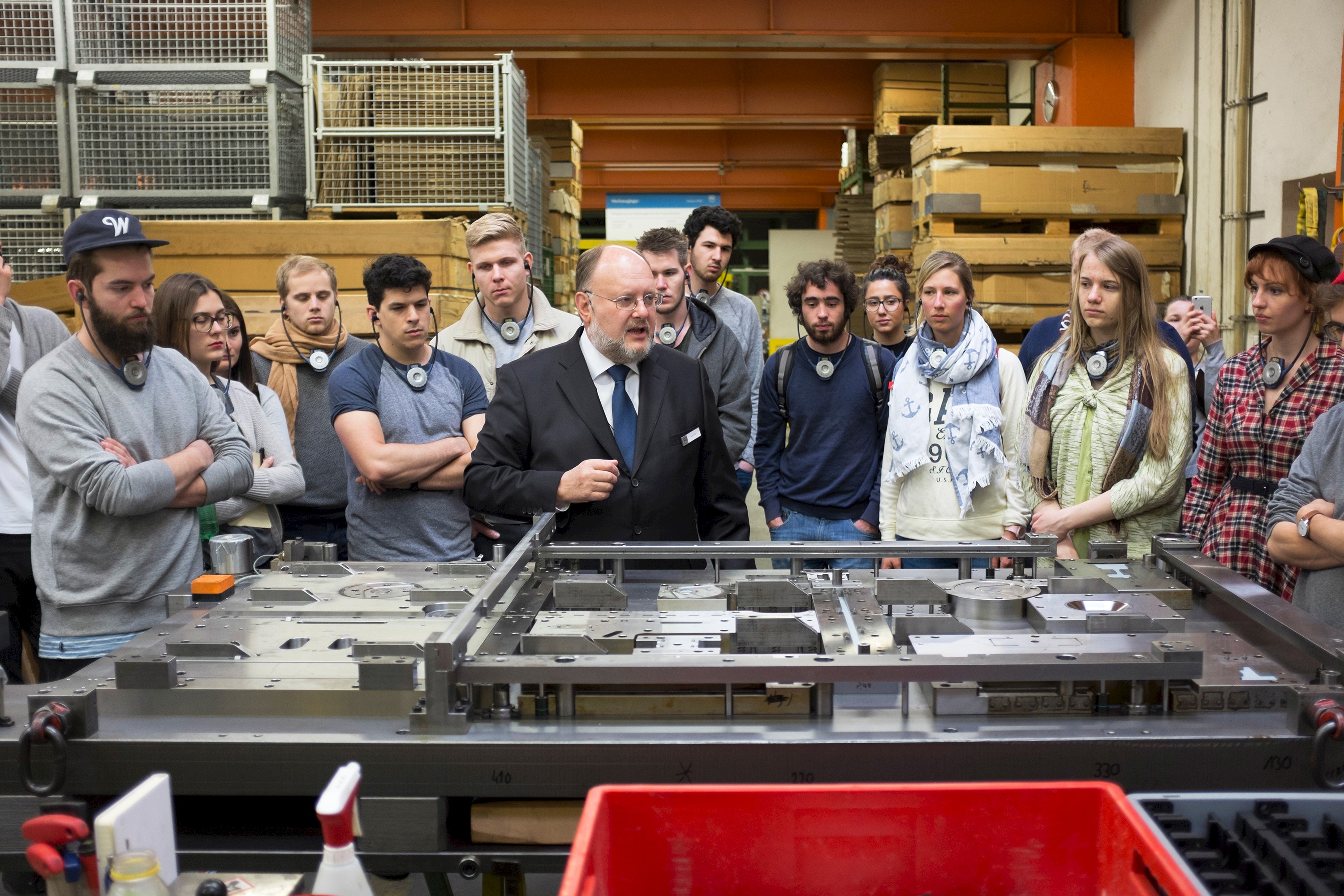 Michael Kennedy, Produktionshalle von V-Zug am 26. April 2016, Herr Müller (Mitte) führt die Studierendengruppe durch den Betrieb, ©VID/ZHDK 2016
