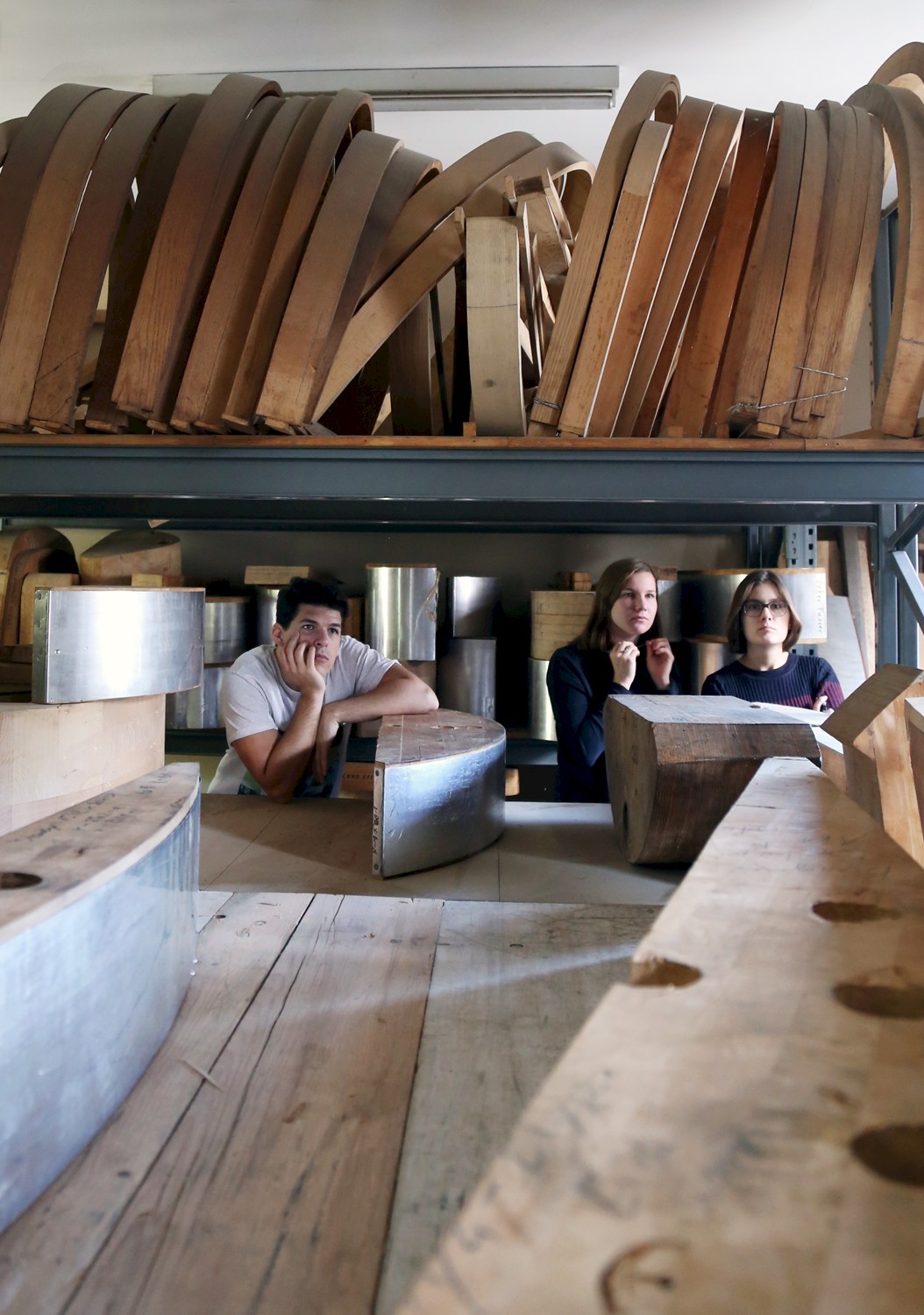 Studierende im Formenlager bei K. Winkler, Foto: Fiona Knecht, ©VID/ZHDK 2016