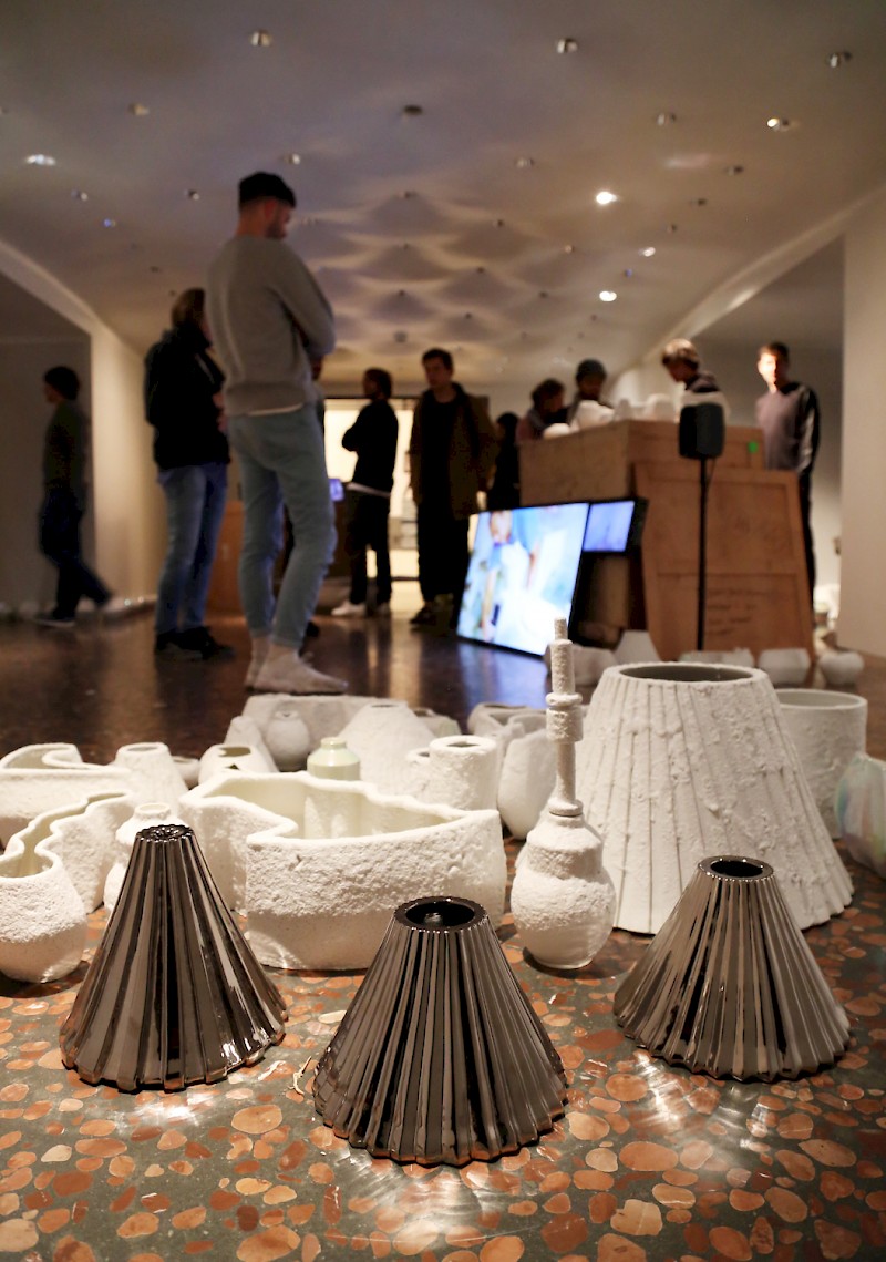 Ein Blick in die Ausstellung MUTUAL AID.