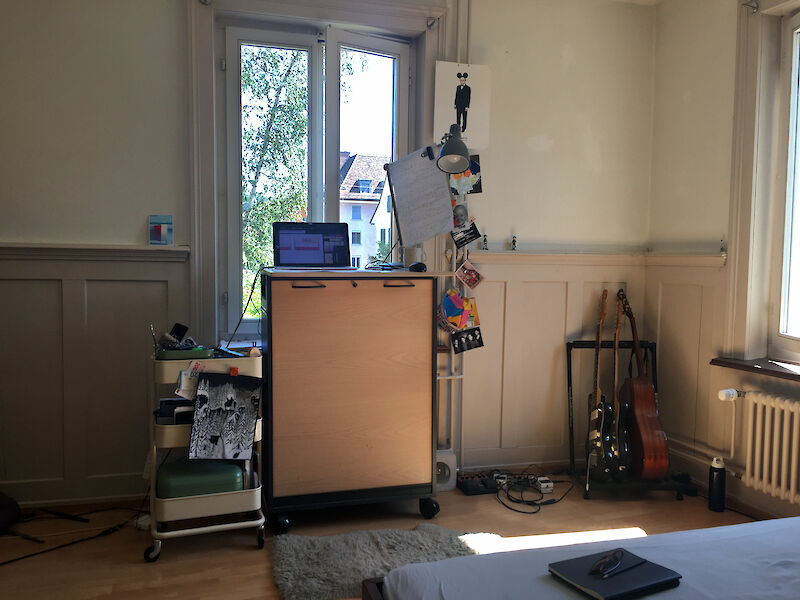 "Straff in den Sommer" – in unserer HOMESTORY erzählen die Studierenden, wie sie zuhause arbeiten. Bild: Janick Zumofen