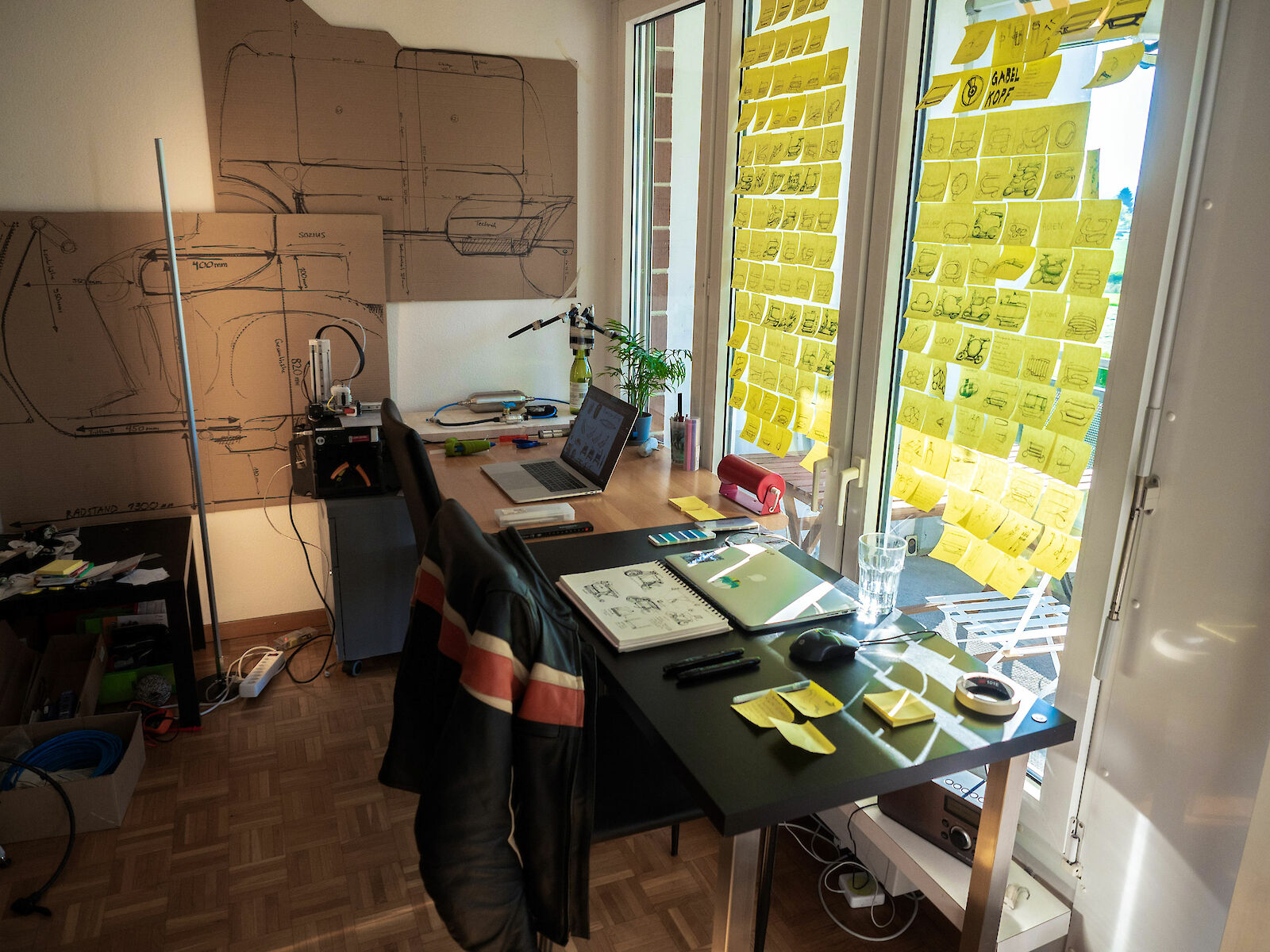 "Post-Its und Raps" – in unserer HOMESTORY erzählen die Studierenden, wie sie zuhause arbeiten. Bild: Stefan Rauch & Nicolà Borrer