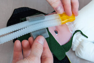 Layer B - 3 Anlegen der Beatmungsschläuche