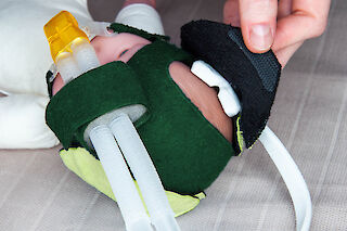 Layer B - 3. Leichtes Andrücken des Sensors durch Ziehen am elastischen Flügel