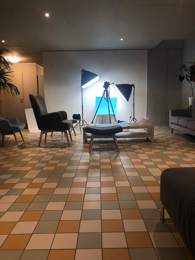 Benjamin Josi (BA): "Mein improvisiertes Fotostudio beschreibt meine Homeoffice-Situation am besten. Wir haben ein grosses Wohnzimmer, welches ich nutzen kann. Es dient aber auch als Trainingsfläche für andere aus der WG und abends flimmern Filme im Heimkino über ebendiese weisse Wand. Die beiden Studiolichter gehören einem Mitbewohner. Das Stativ wurde auch von einem Mitbewohner zur Verfügung gestellt. Während ich arbeite, kann ich einen leistungsfähigeren Computer eines Mitbewohners zum Rendern nutzen. "