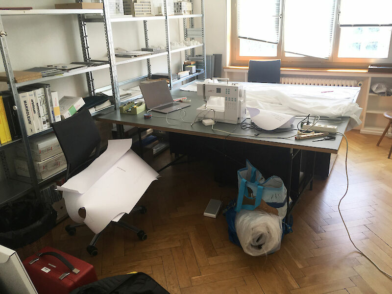 Tim Hochuli BA): "Für mein Homeoffice konnte ich ein Zimmer im Büro meiner Eltern beschlagnahmen. Sie haben mir ebenfalls ihre Nähmaschine und alte Bettlaken für Prototypen zur Verfügung gestellt. Das restliche Material musste ich online bestellen, worin die grösste Herausforderung bestand. Ich konnte die verschiedenen Materialien nicht testen oder anfassen und häufig waren sie leicht anders als angenommen. Auch die Lieferfristen zu Beginn des Lockdowns haben einige organisatorische Herausforderungen dargestellt. Durch tolle Unterstützung und angepasste Planung musste ich mein Projekt jedoch kaum abändern."