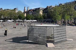 Eingegrenzter kühlender Raum auf versiegeltem Platz