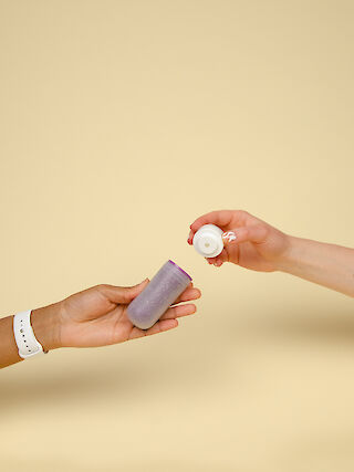 Das Oberteil mit integriertem Meldeknopf ist magnetisch mit dem Unterteil verbunden.