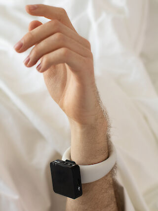 Die selbst erzeugten Geräusche, vom Mikrofon live übertragen, verstärken die Nähe zum eigenen Körper.