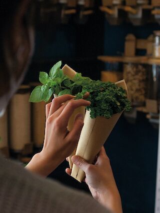 Das Tütenmaterial: zweilagig, innen wasserdichtes Backpapier, aussen stabilisierendes Packpapier