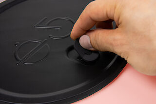 Flexible Dampfablasskappe, im Deckel fest verankert, aus Silikon