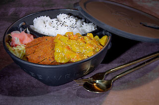 Angerichtete Tonkatsu Curry Rice im «TJAN»