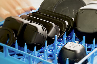 Sammlung gebrauchter Behälter, hygienische Säuberung in der Spülanlage. Foto von Eric Weber