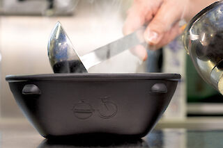 Befüllen der Behälter in der Küche. Foto von Eric Weber