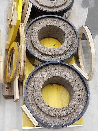 Der Hanfkalk wird in Schalungen gepresst und härtet aus. Foto von Daniel Boschung