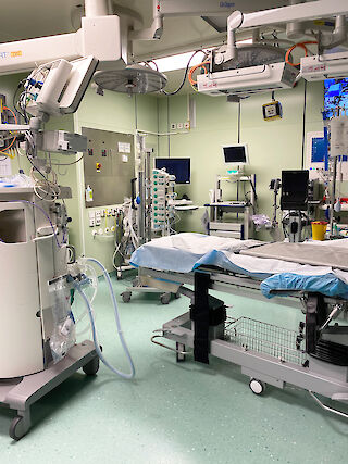 Ein Tag in der Notaufnahme, Patientenbett und Instrumente. Schock- und Reanimationsraum, USZ