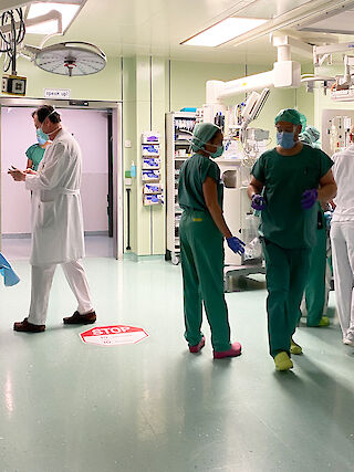Das Team teilt sich auf: Versorgung des Patienten, Diskussion über weitere Behandlungsschritte. Schockraum, USZ