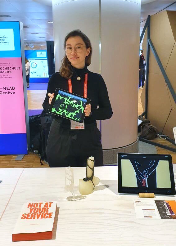 Industrial Design Alumna mit ihrer Bachelorarbeit am Swiss Innovation Forum