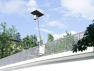 Dank einem an Brücken montierten Schwenkarm lässt sich das Sichtfeld der Kamera variabel einstellen.