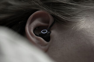 Neurospot verbindet komplexe neuronale Vorgänge und Sensortechnologie in einer einfach handhabbaren Form.