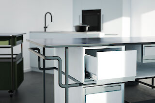 Eine mit Chromstahl beschichtete Vollkernplatte verspricht Langlebigkeit und dient als Arbeitsfläche.