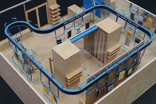 Flexibel statt fix: Die Drehbahn lässt immer wieder neue Kombinationen des Kleiderangebots zu.