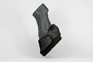 Die flexible Schale, das elastische Befestigungsband und die stufenlose Fixierung sorgen für optimalen Halt.