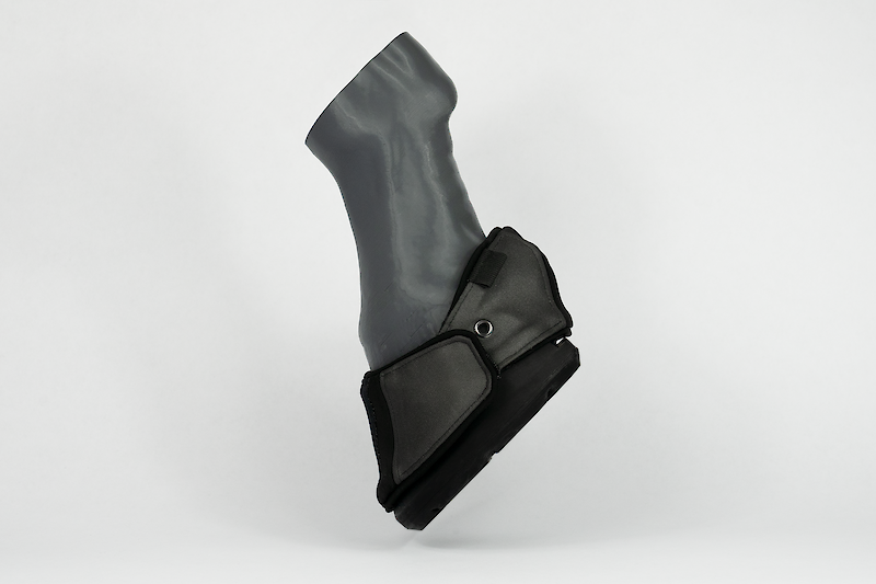 Die flexible Schale, das elastische Befestigungsband und die stufenlose Fixierung sorgen für optimalen Halt.