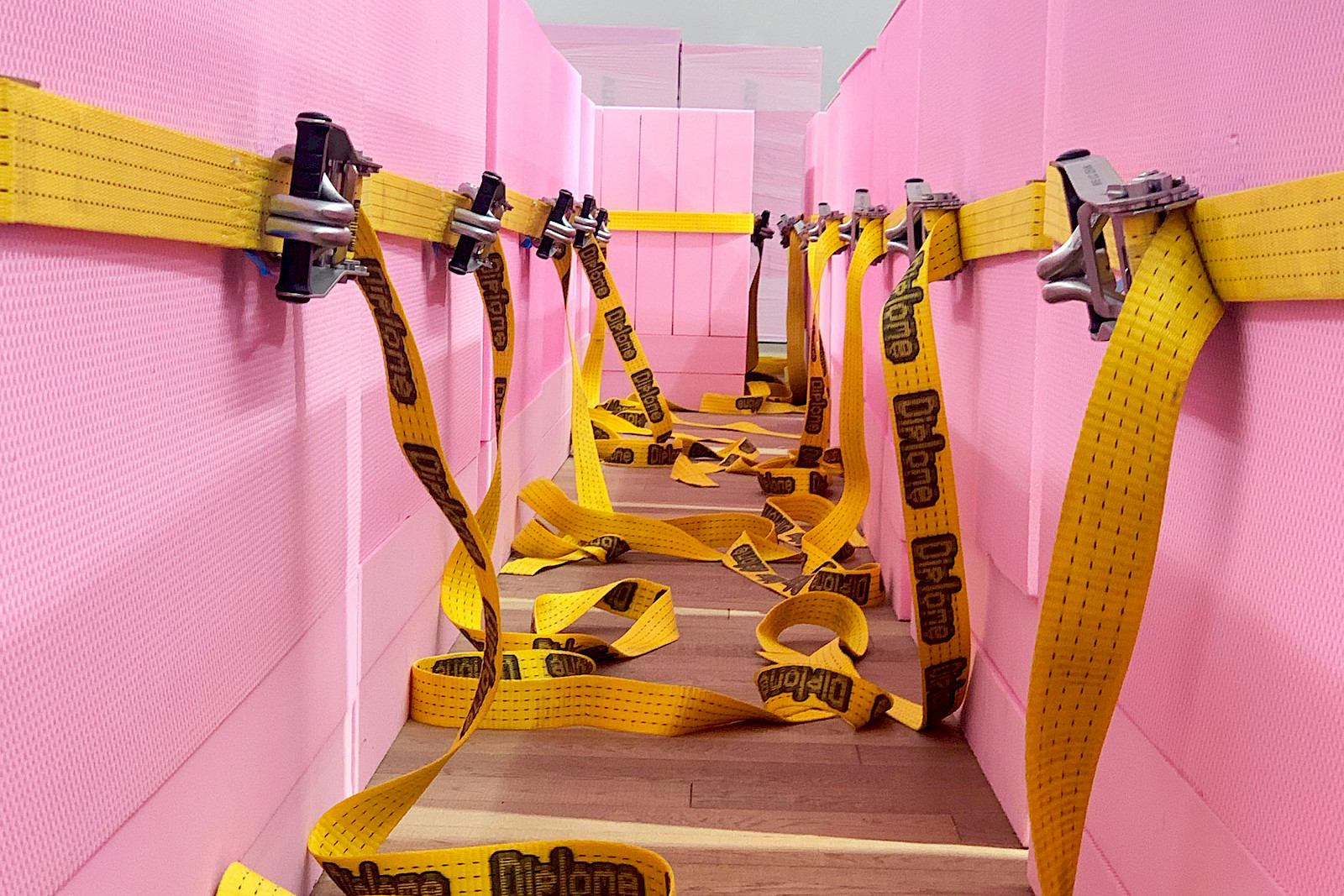 Dämmmaterial als Displays in der Ausstellung. Foto: Naomi Stieger. © ZHdK