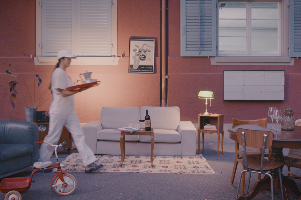 Filmstill aus dem Video «Möbelstöpple» von Emilia Lendi, Tamina Kronenberg und Jonatan Bischof.