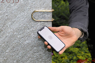 Ein Chip am Grabstein ist ein mögliches Szenario, um digitales Erbe zu konservieren.