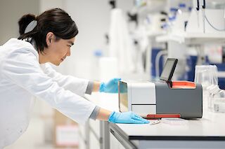 Durch die Laserschutzscheibe in der Front lässt sich der Druckprozess überwachen.